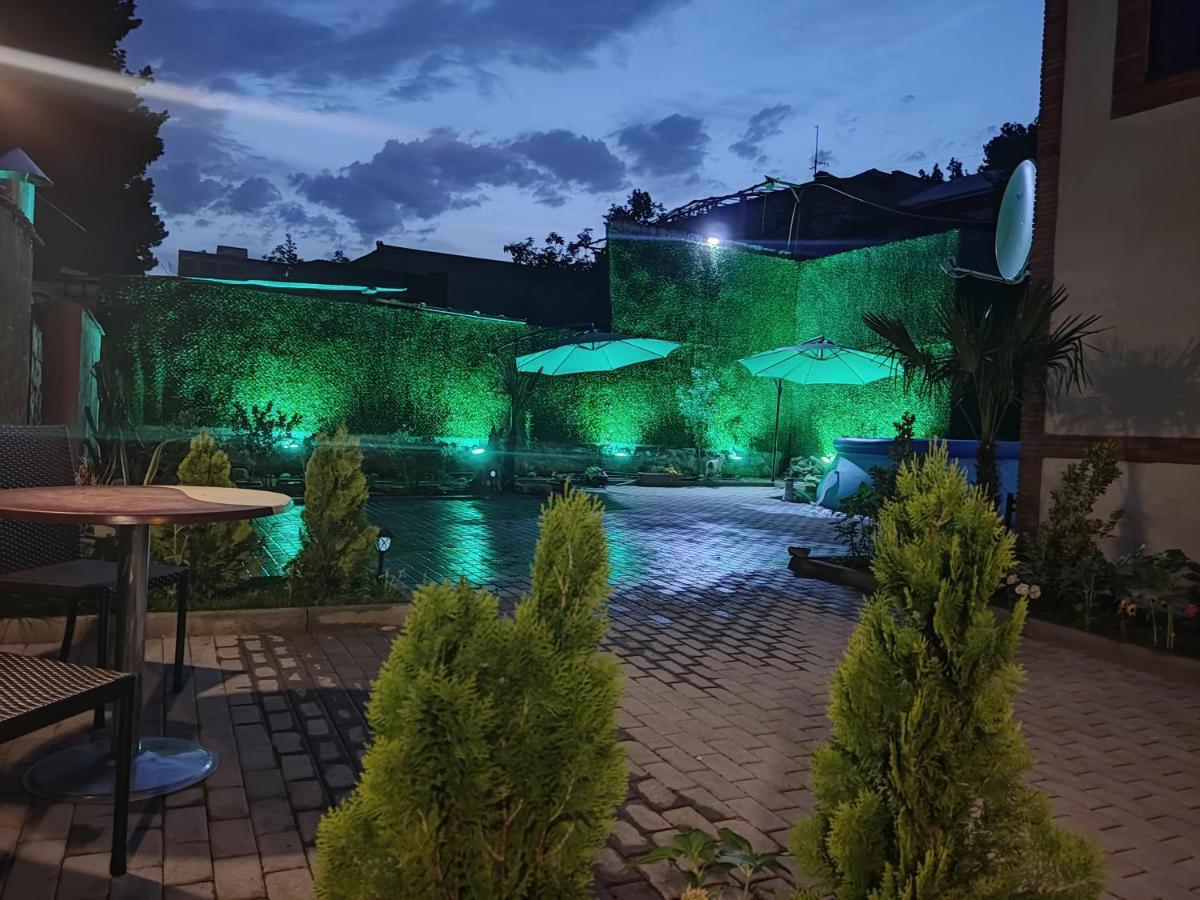 Guest House Spartak Tbilisi Esterno foto